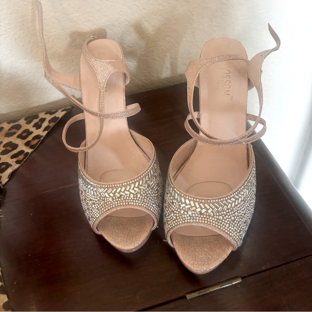 Super cute heels, ladies size 10.